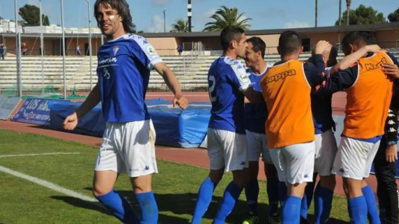 A la izquierda, Lolo Guerrero celebrando un tanto con un anterior equipo. Foto: El Comercio del Sur
