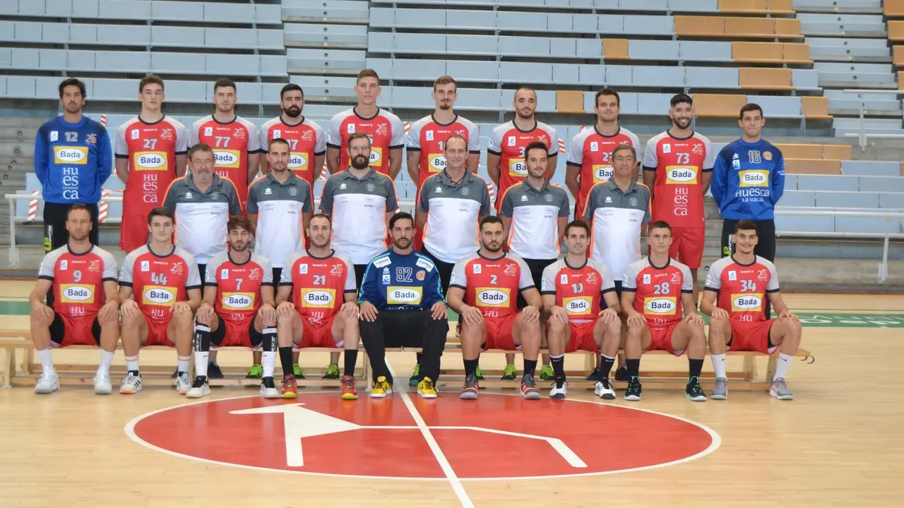 La plantilla y cuerpo t&eacute;cnico del Bada Huesca se ha hecho esta tarde la foto oficial de la temporada 2020/21. Foto: Sportaragon