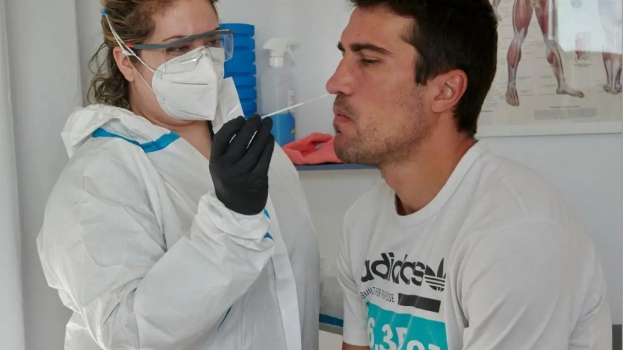 Zapater en la realizaci&oacute;n de una prueba PCR. Foto: Real Zaragoza