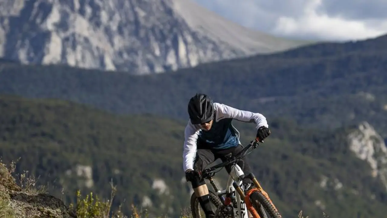 Gabi Torralba, en un descenso por una de las sendas de Puro Pirineo. Foto: Cedida