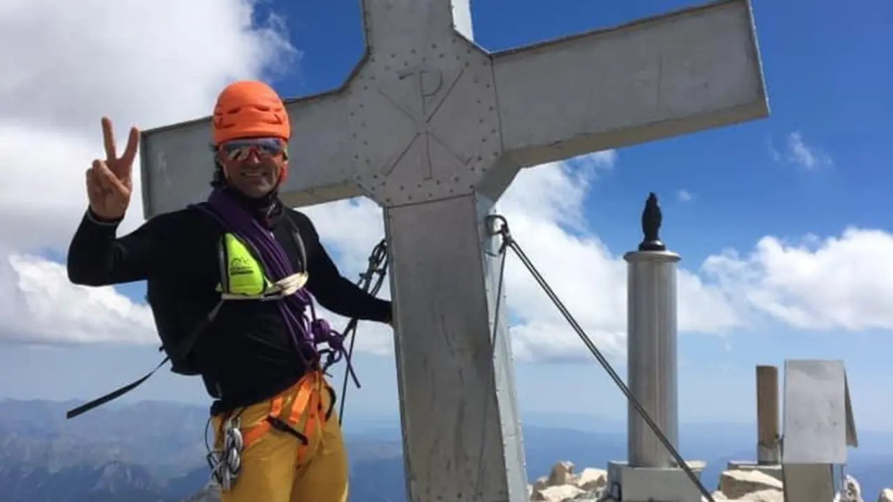 Jonatan Garc&iacute;a, en la cima del Aneto durante la traves&iacute;a Salenques-Llos&aacute;s