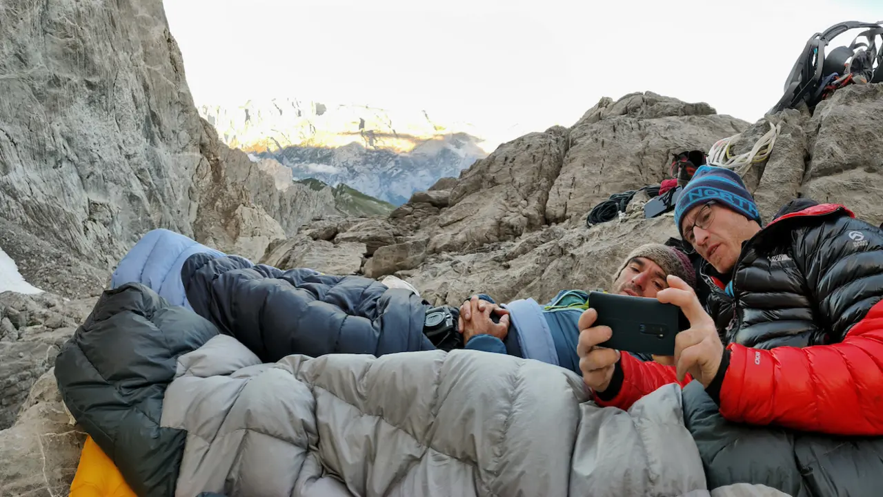 Vivac en medio de la pared de Picos de Europa donde se encuentran los hermanos Pou y Kiko Cerd&aacute;. Foto: @hermanospou