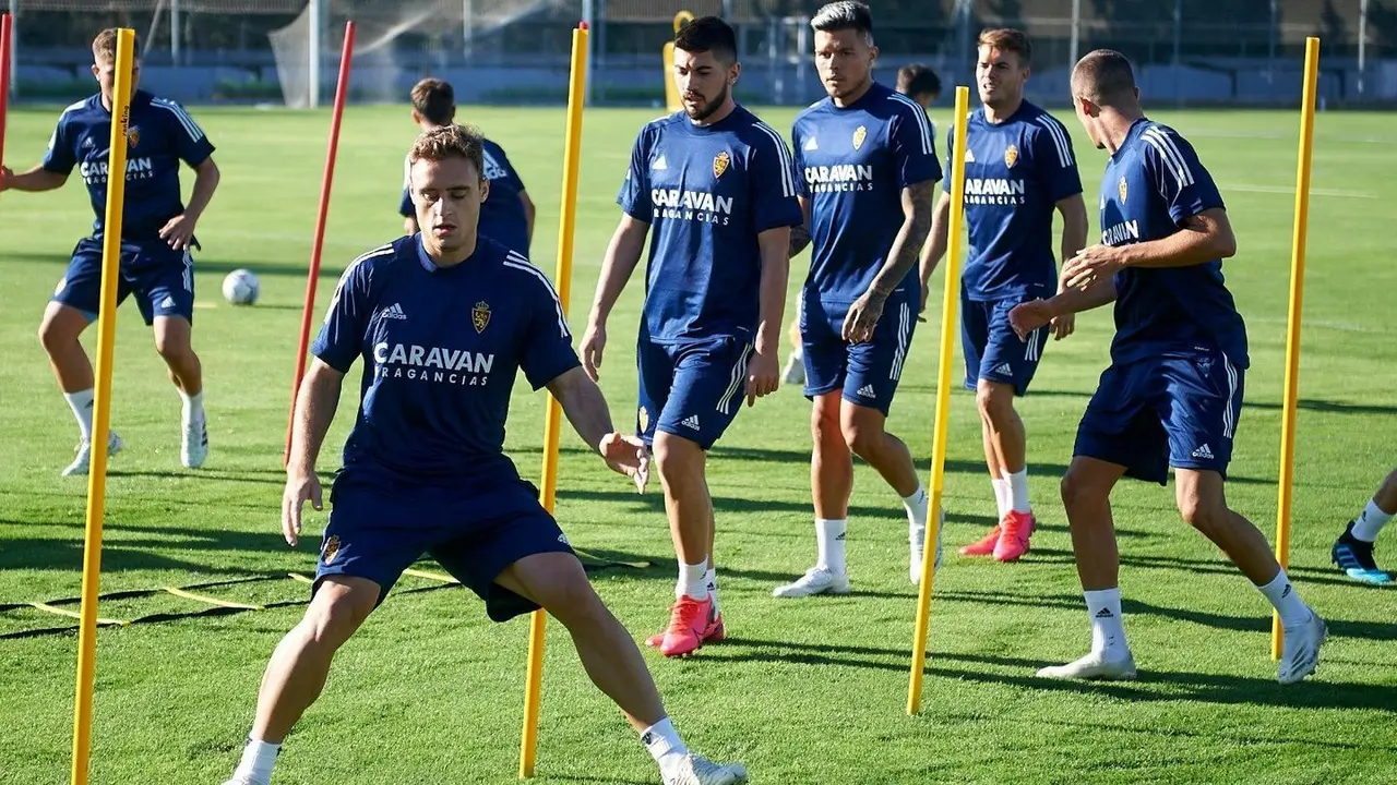 Los jugadores del Real Zaragoza realizan ejercicios en grupo. Foto: Real Zaragoza