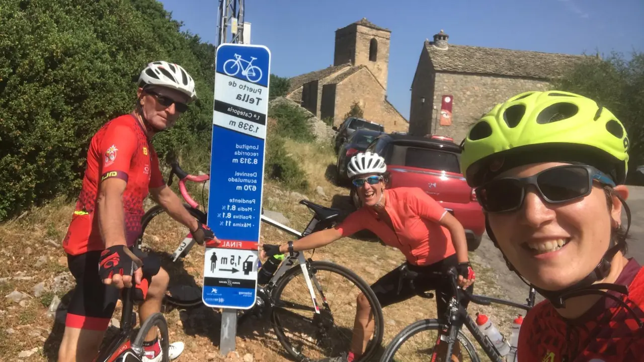 Ciclistas preparados para poner la se&ntilde;al indicativa del puerto de Tella. Foto: Zona Zero
