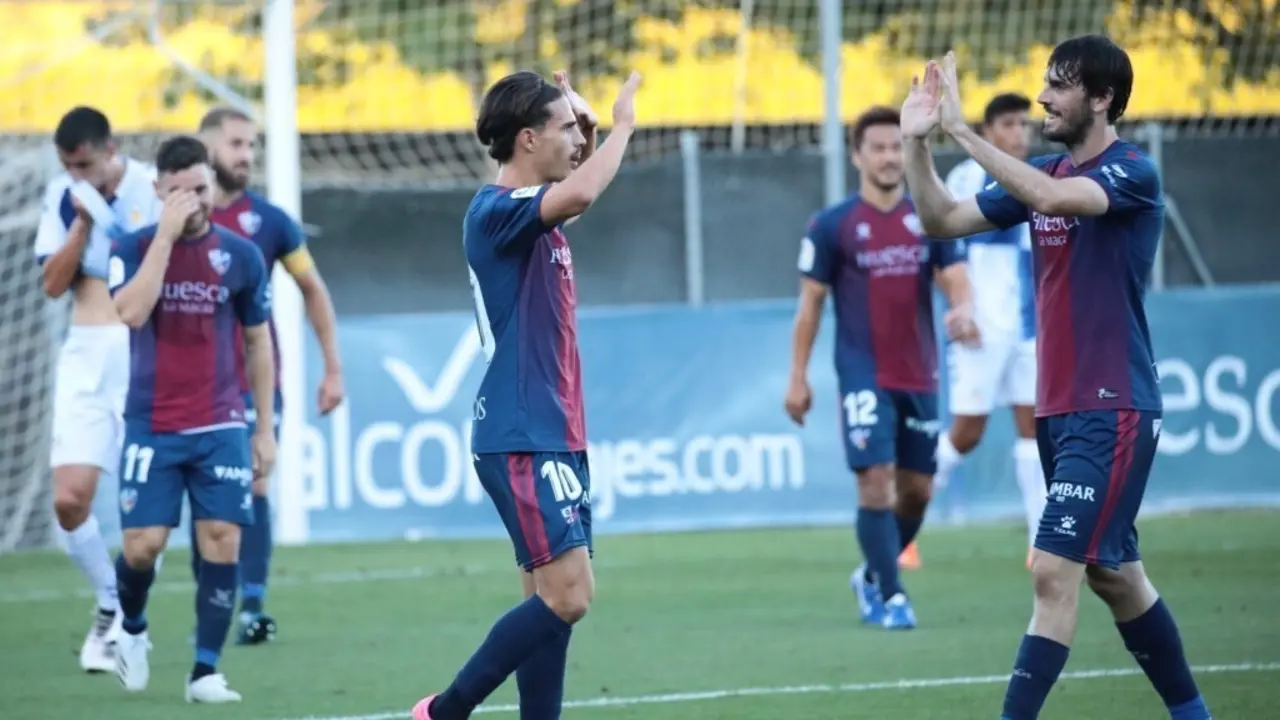 Los jugadores del Huesca celebran el triunfo sobre el Sabadell con el que abrochan la pretemporada. Foto: SD Huesca