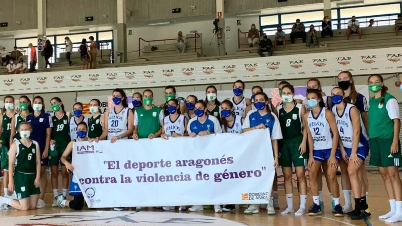 Los dos equipos posan junto al mensaje contra la violencia de g&eacute;nero. Foto: @STCBaloncesto