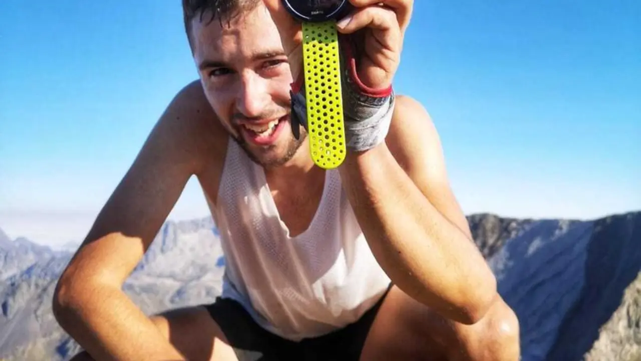 Dani Osanz, feliz, muestra el reloj donde marca los 59 minutos y 9 segundos  ensubir a la cima del Garmo Negro. Foto: Cedida