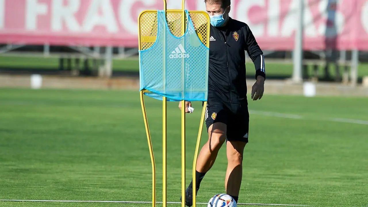 Manu Poblaciones, el nuevo preparador f&iacute;sico del Real Zaragoza, en una sesi&oacute;n de entrenamiento en la Ciudad Deportiva. Foto: Real Zaragoza