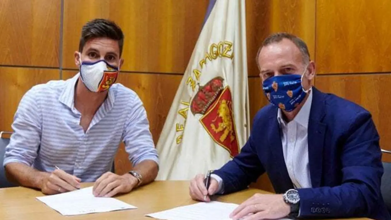 Adri&aacute;n y Christian Lapetra firman el contrato del futbolista. Foto: Real Zaragoza