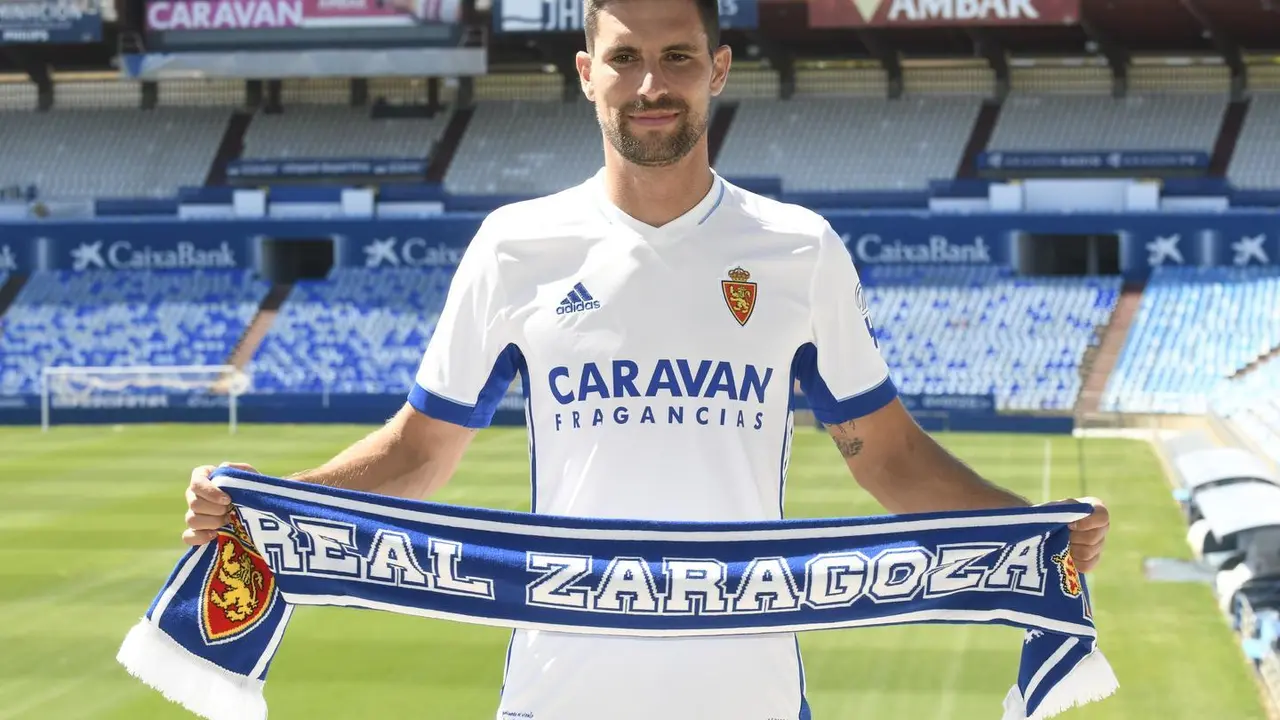 Adri&aacute;n Gonz&aacute;lez viste la blanquilla en su presentaci&oacute;n en La Romareda. Foto: Real Zaragoza
