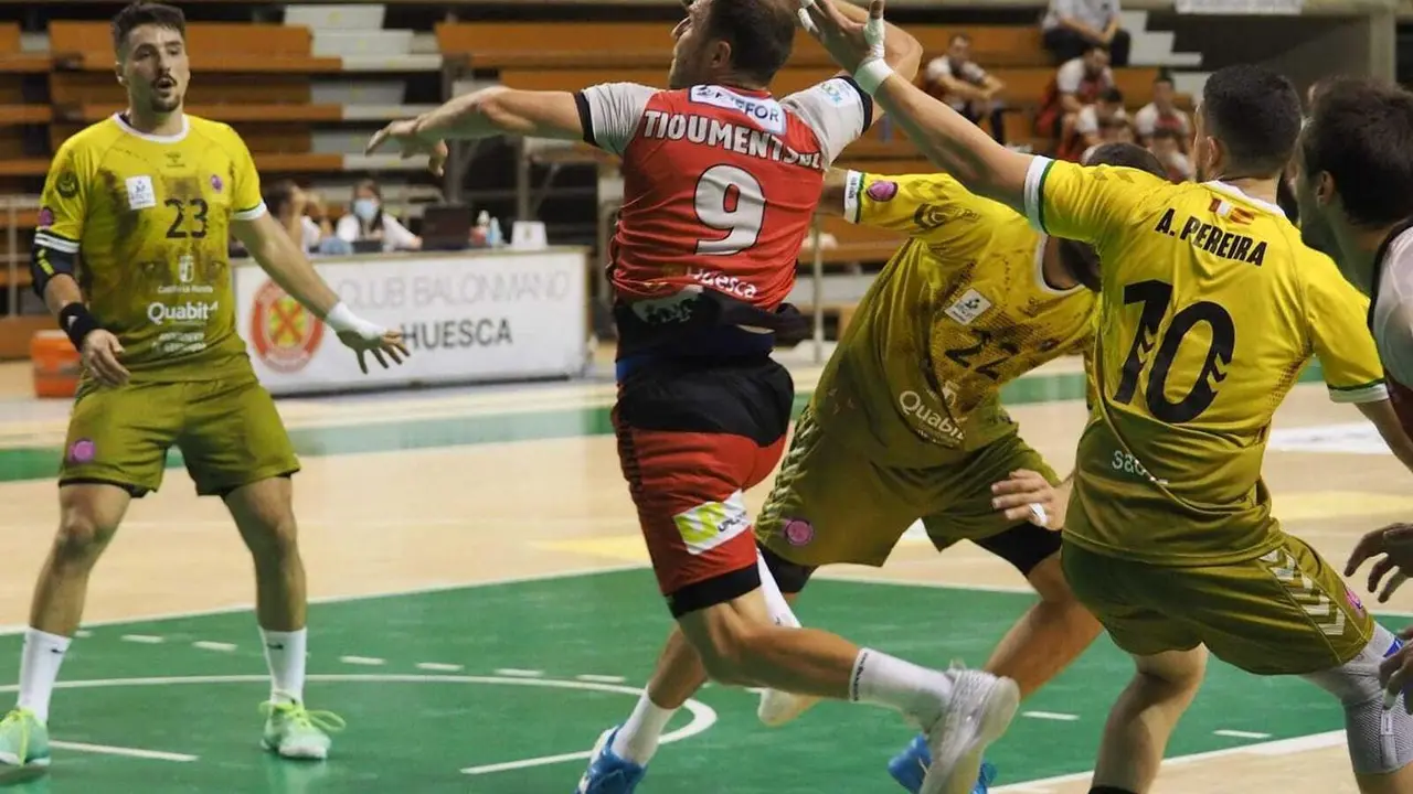 Tioumentsev se zafa de la defensa del Guadalajara. Foto: C.Pascual