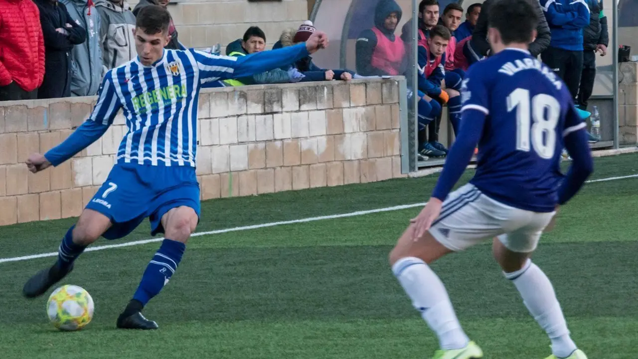Javi Areso golpeando el bal&oacute;n. | Foto: Twitter