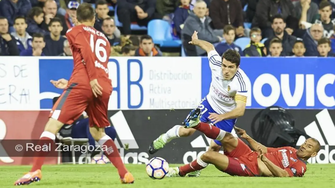 Alberto Zapater en una jugada frente a Juan Cala y Cata Diaz, centrales del Getafe CF en la temporada 2016-2017. Foto: Tino Gil / Real Zaragoza