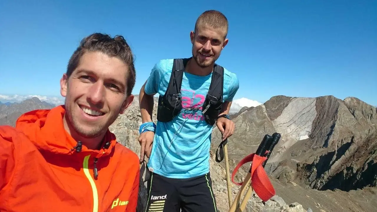 Manu Merillas, en la cima del Garmo Negro, en compa&ntilde;&iacute;a de Sergio Alonso. Foto: Manu Merillas