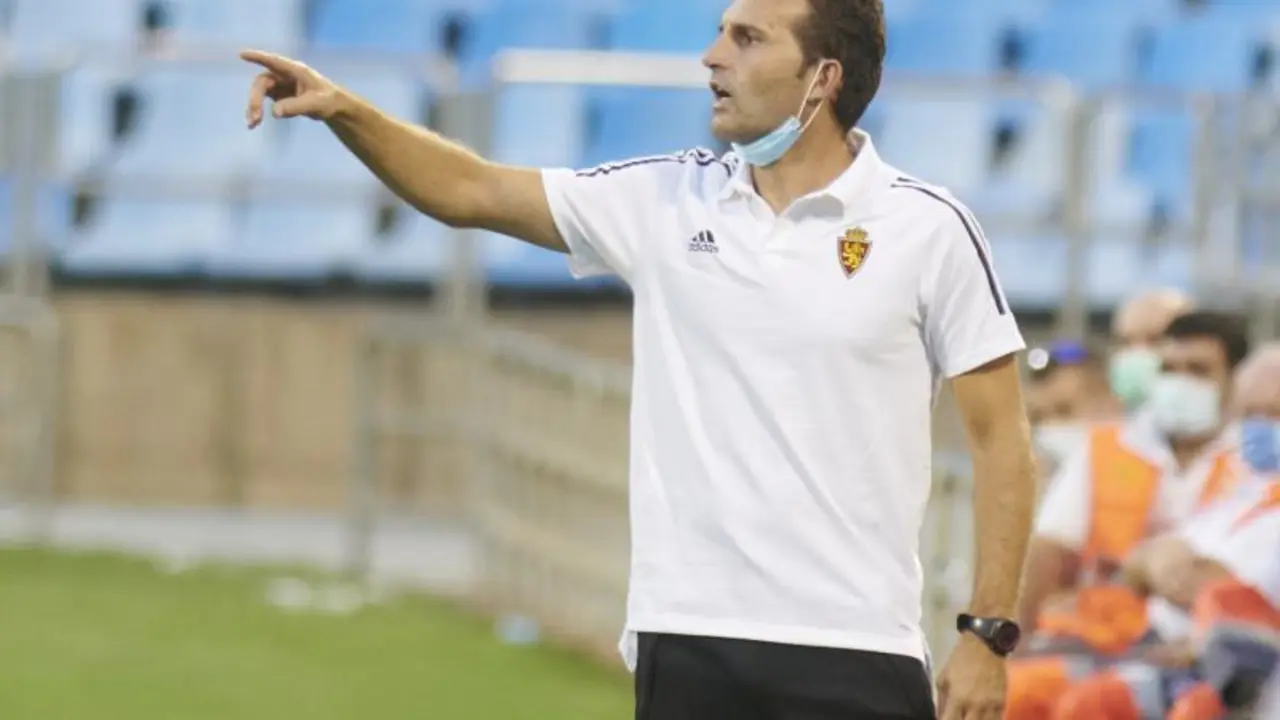 Rub&eacute;n Baraja dando indicaciones t&aacute;cticas a sus jugadores | Foto: Real Zaragoza 