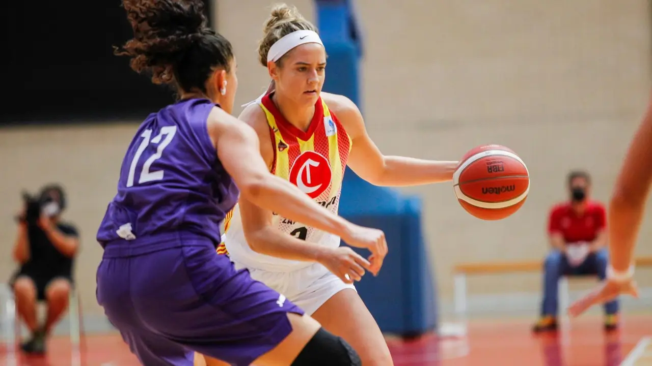 Haley Gorecki trata de romper a su par. Foto: Casademont Zaragoza