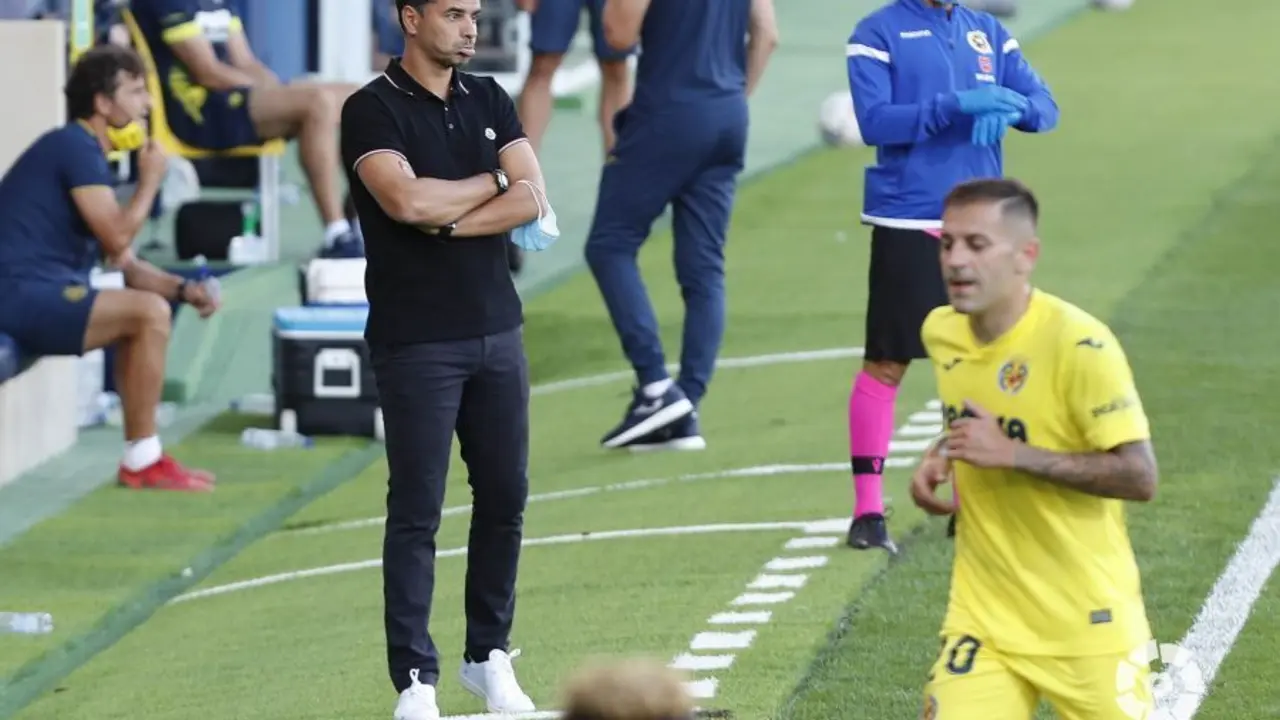 M&iacute;chel observa a sus jugadores en el Villarreal-Huesca disputado en La Cer&aacute;mica. Foto: LFP