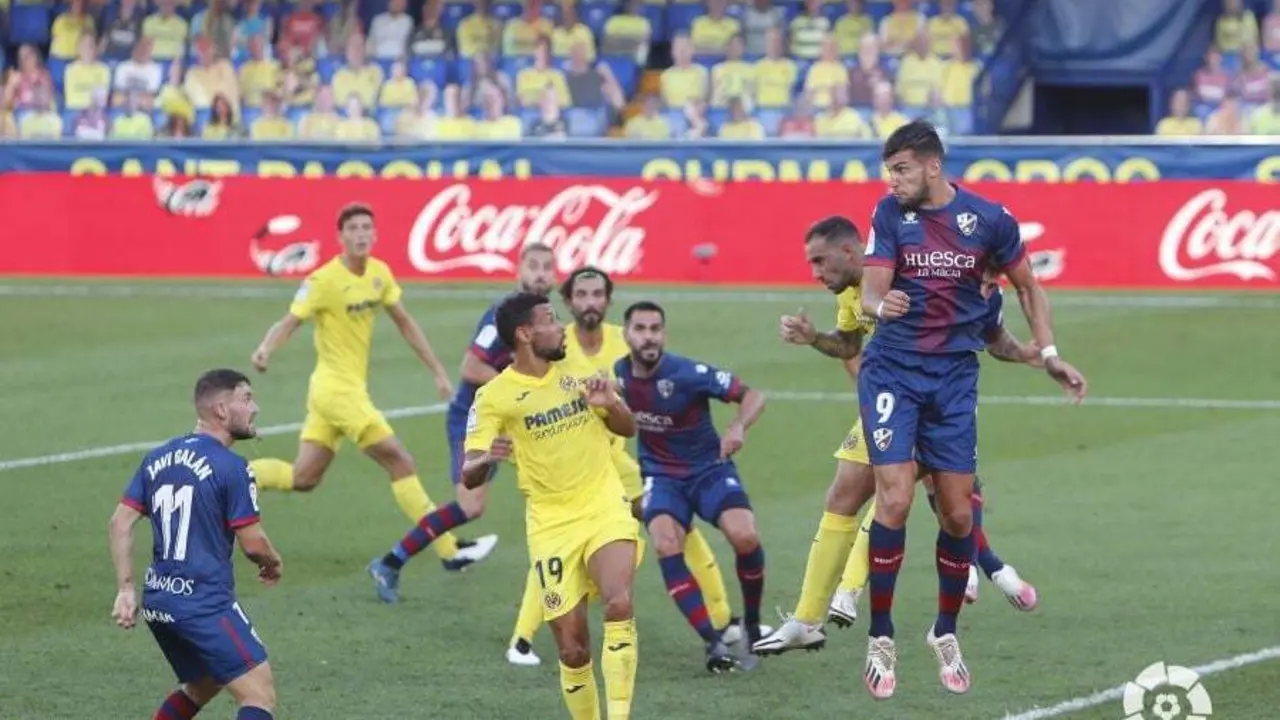 Bal&oacute;n dividido entre el Villarreal y el Huesca. | Foto: LaLiga
