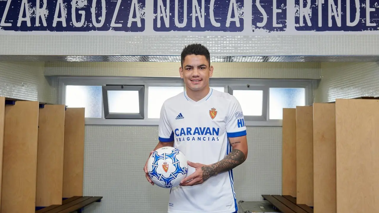 "Toro" Fern&aacute;ndez en su presentaci&oacute;n. Foto: Tino Gil / Real Zaragoza