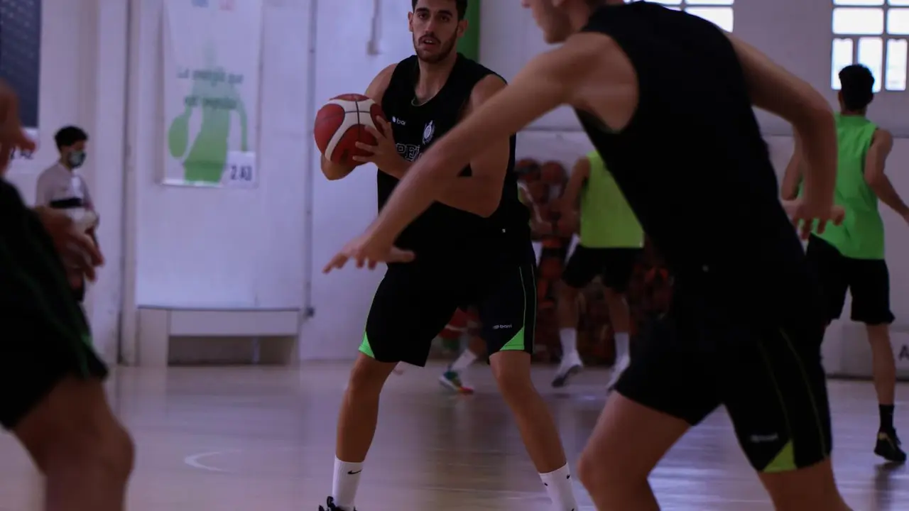 Ignacio Rosa con el bal&oacute;n durante el entrenamiento del Levitec Huesca que ma&ntilde;ana se mide con el Basket Navarra en un amistoso. Foto: CB Pe&ntilde;as