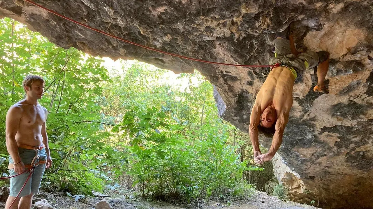 Dani Fuertes (d) en la Cueva Al&iacute; Bab&aacute; donde firm&oacute; su segundo  9 a + en una v&iacute;a plena de fuerza y t&eacute;cnica. Foto: Cedida