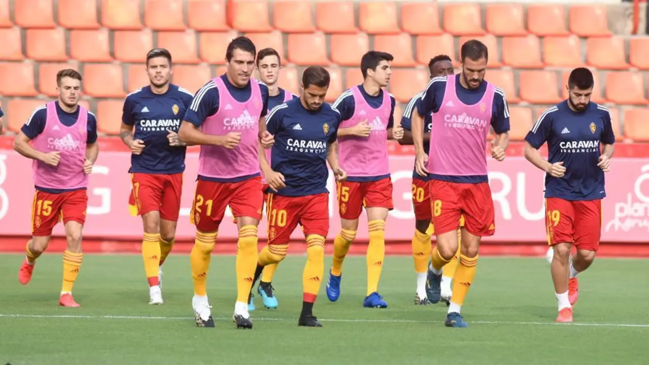 Los jugadores titulares ante el N&agrave;stic calientan en el Nou Estadi. Foto: Real Zaragoza