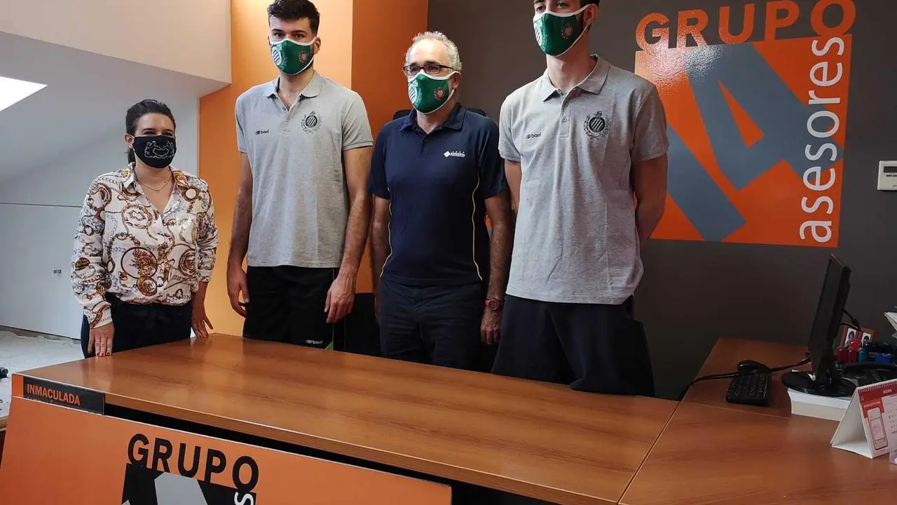 Presentaci&oacute;n de los jugadores Vila y Gir&aacute;ldez en Grupo 14 que sigue un a&ntilde;o m&aacute;s patrocinando al Levitec Huesca. Foto: CB Pe&ntilde;as
