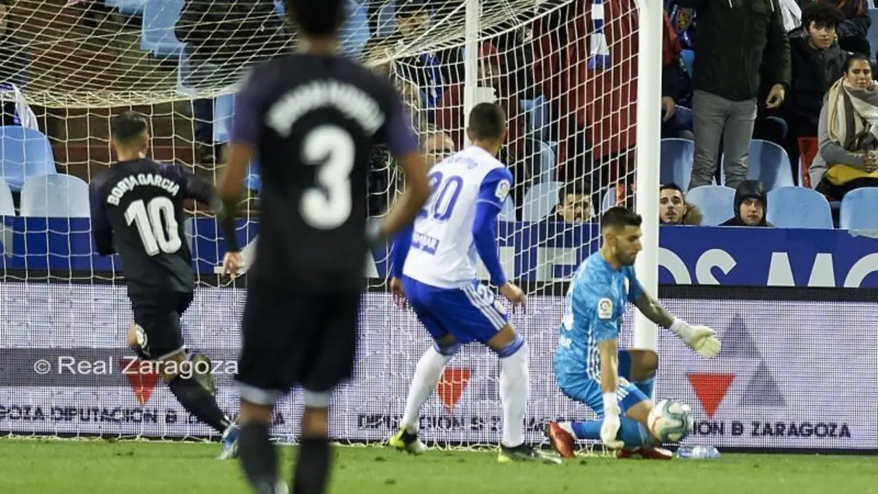 &Aacute;lvaro Rat&oacute;n para un bal&oacute;n en el partido ante el Girona en la primera vuelta. Foto: Real Zaragoza 