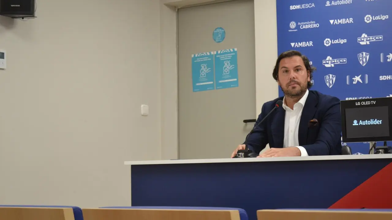 Rub&eacute;n Garc&iacute;a, en la imagen, en la presentaci&oacute;n de dos nuevos jugadores de la SD Huesca. Foto: Sportaragon