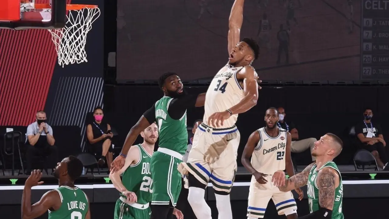 Giannis Antetokounmpo, en un partido ante Boston Celtics. Foto: @Giannis_An34