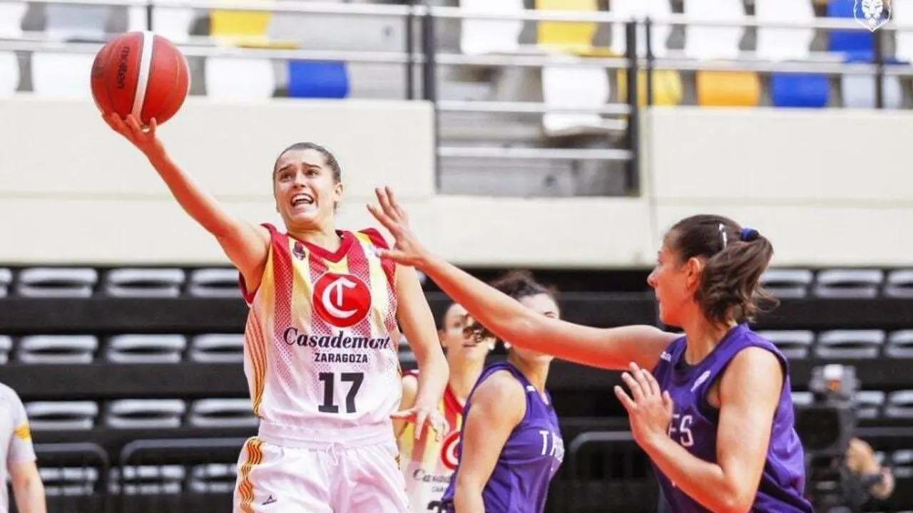 Zoe Hern&aacute;ndez, en un partido con Casademont Zaragoza ante Tarbes | Foto: Esther Casas/Casademont Zaragoza