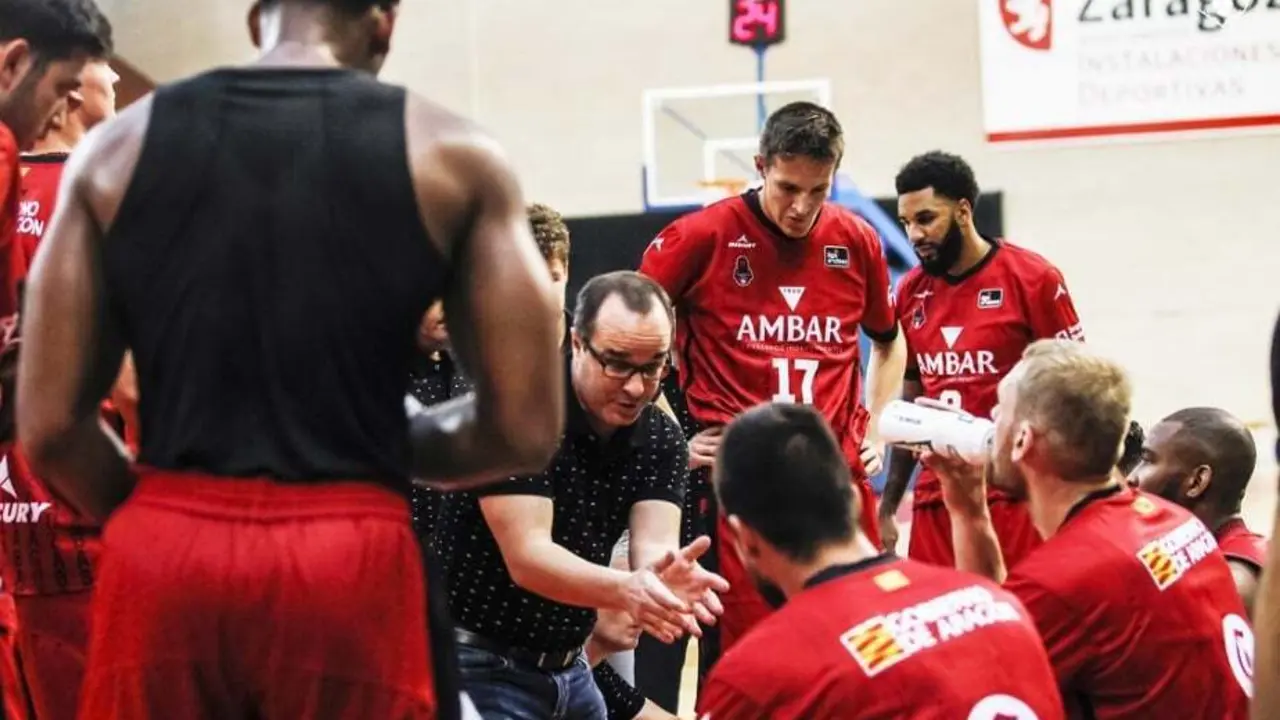 Diego Ocampo da instrucciones a sus jugadores. Foto: Esther Casas/Casademont Zaragoza