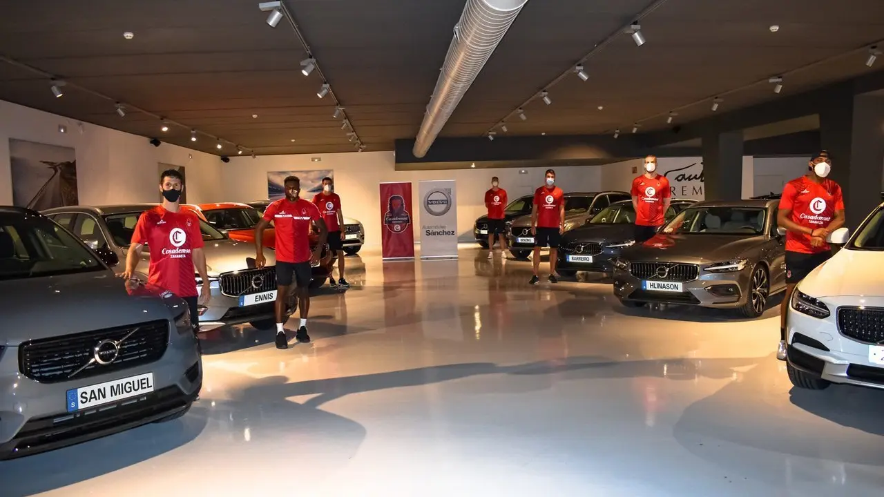 Los jugadores, junto a sus nuevos veh&iacute;culos. Foto: Casademont Zaragoza