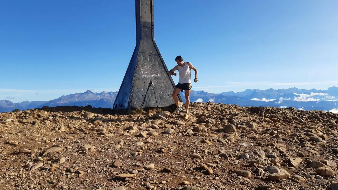 Luis Alberto Hernando en la cruz de Oroel. Foto: To&ntilde;o Algueta