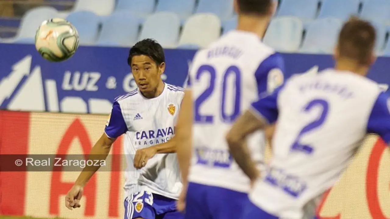 Shinji Kagawa en una acci&oacute;n ante el Elche CF en la vuelta de la semifinal de los playoffs. Foto: Tino Gil / Real Zaragoza