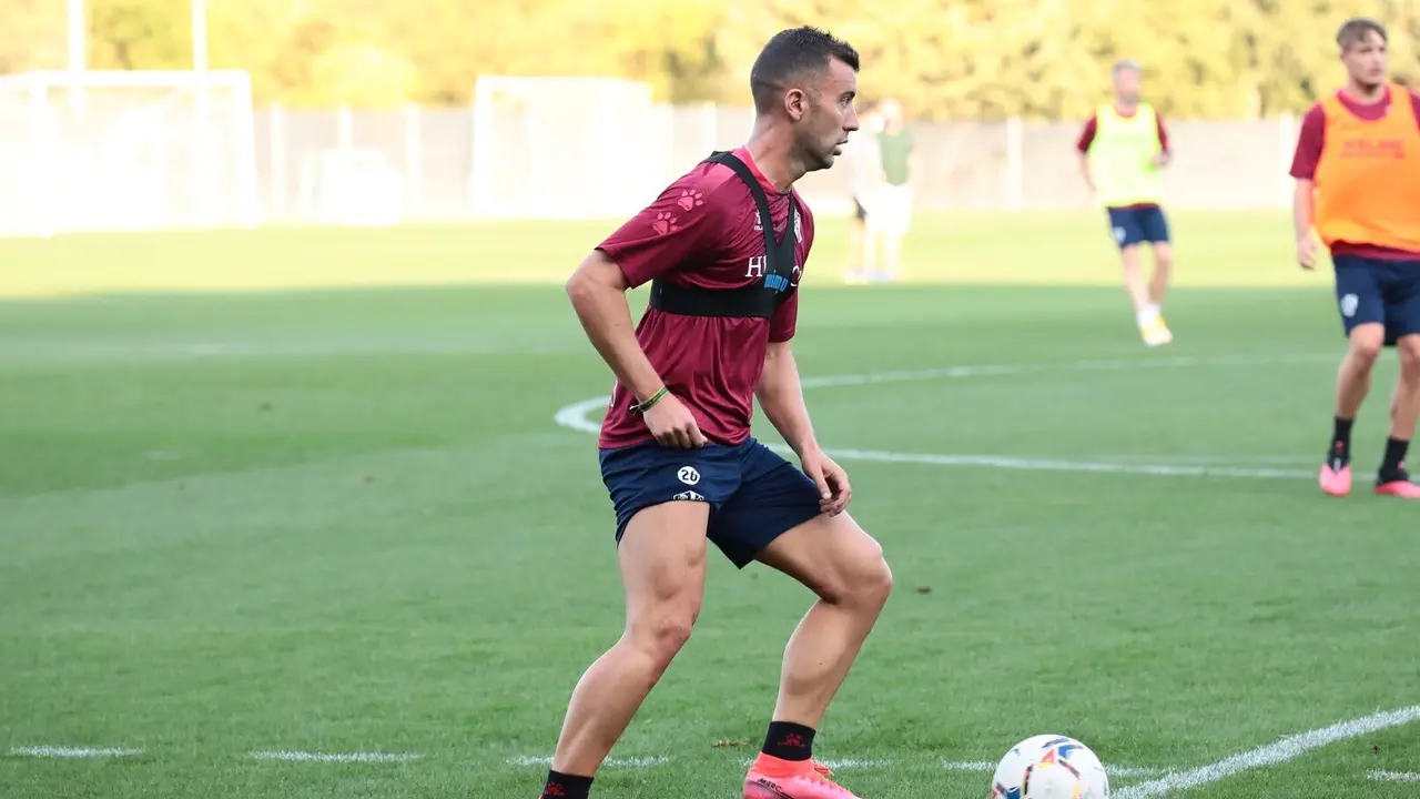 Borja Garc&iacute;a entrenando con sus nuevos compa&ntilde;eros. | Foto: SD Huesca.