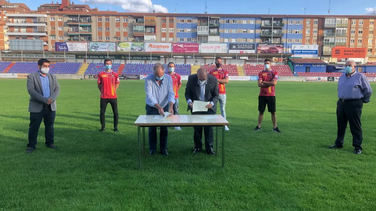 Imagen de la firma del convenio entre la DPT y el CD Teruel, con cuatro canteranos como testigos. Foto: DPT