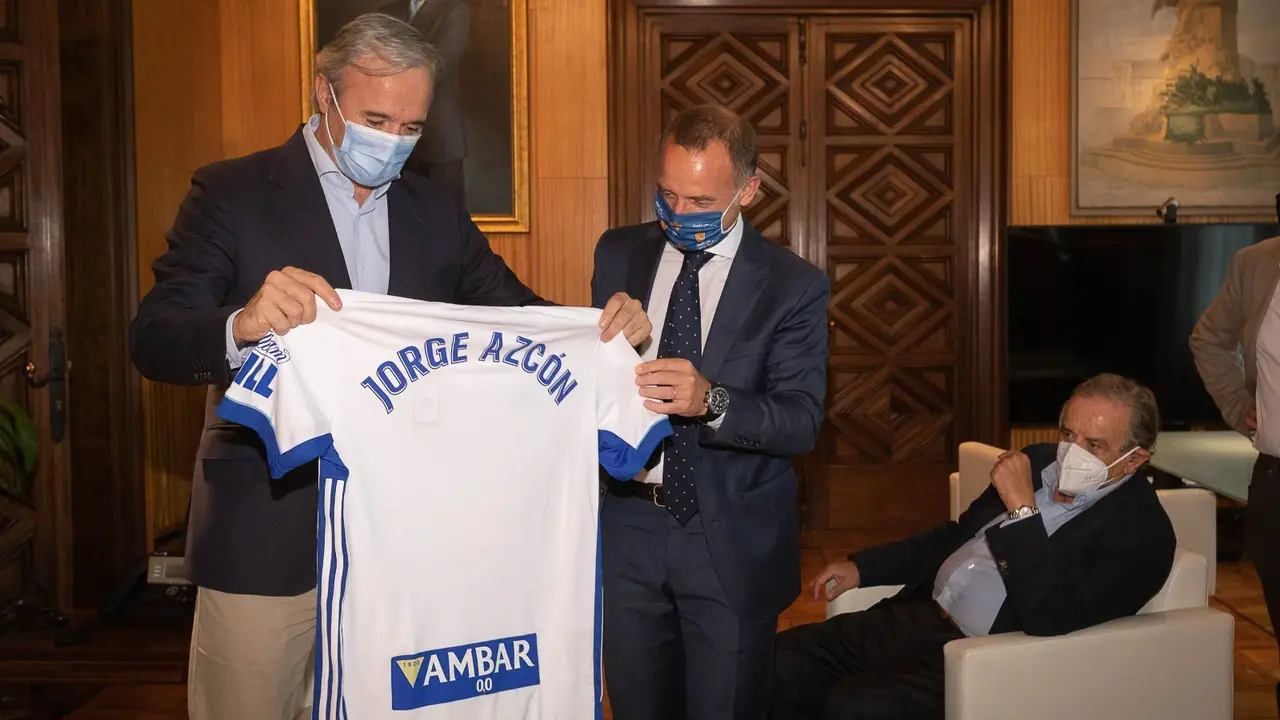 El club le ha entregado una camiseta al alcalde, Jorge Azc&oacute;n. Foto: Ayto Zaragoza
