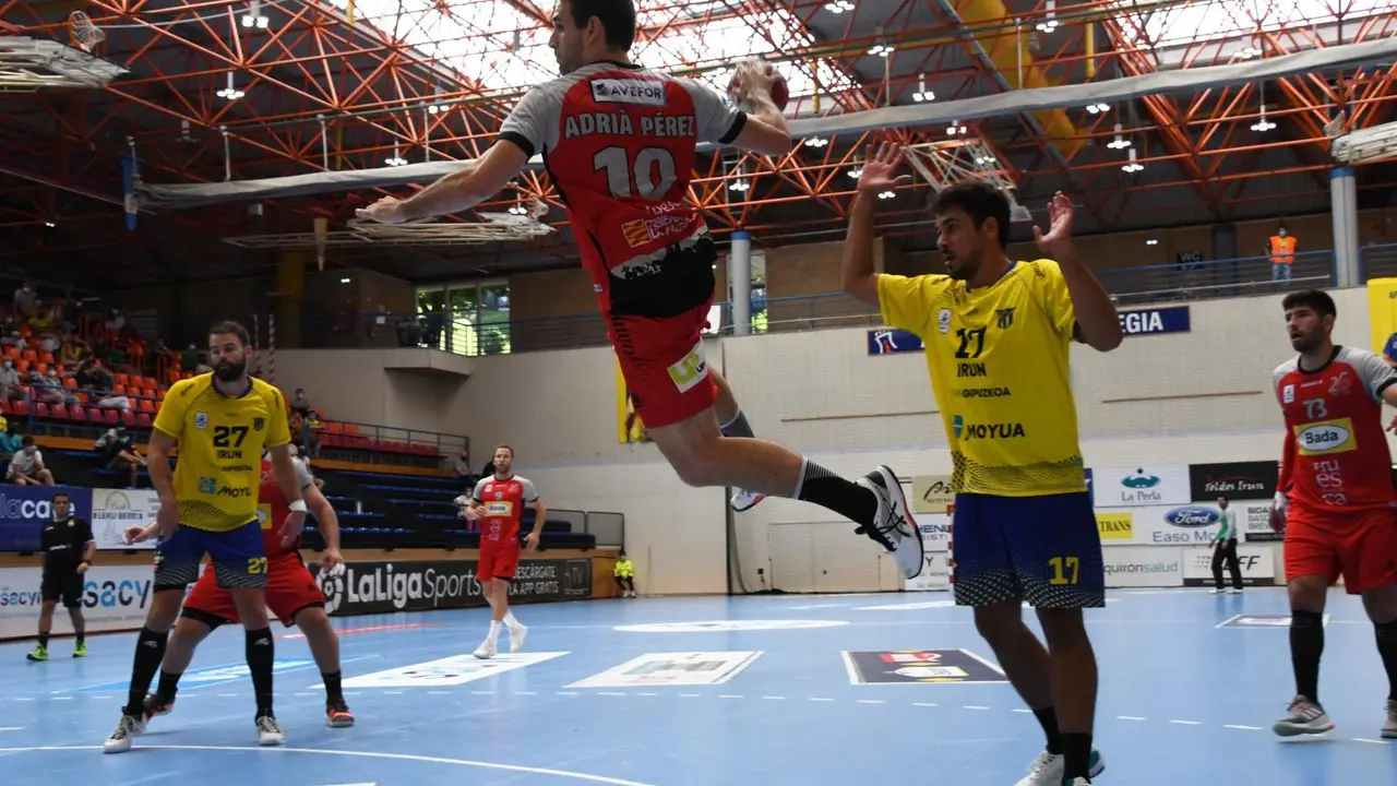 Adri&agrave; P&eacute;rez gana la posici&oacute;n en el partido del Bada Huesca contra Bidasoa sobre la pista irundarra. Foto: Arrate Morales
