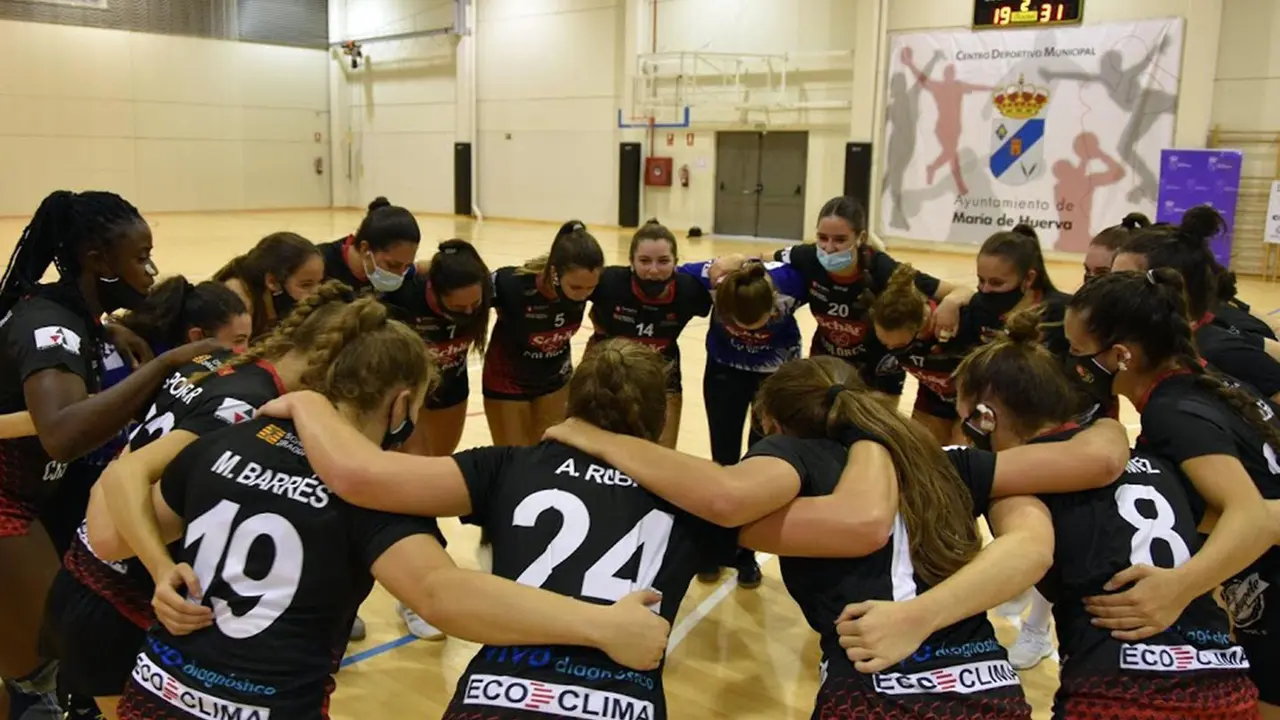 El equipo se abraza tras ganar la Copa Federaci&oacute;n. Foto: Sch&auml;r Zaragoza