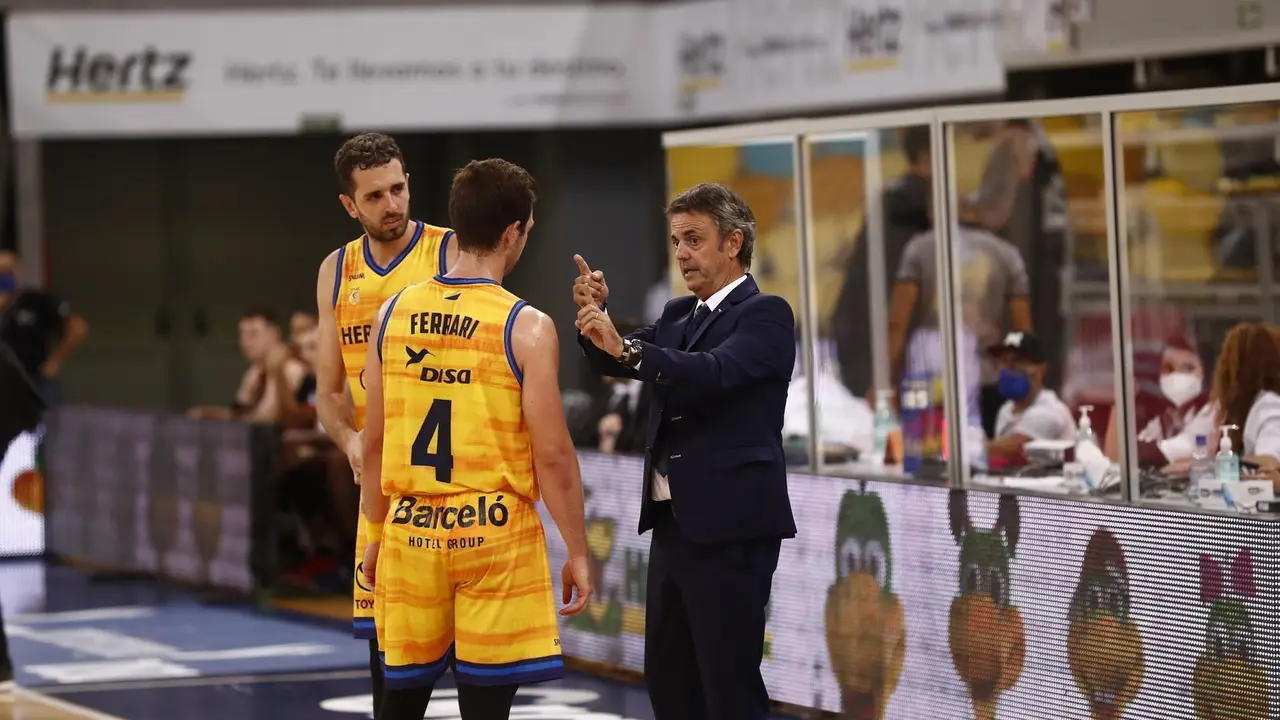 Porfirio Fisac da instrucciones a Ferrari en un partido de septiembre del pasado a&ntilde;o. Foto: ACB