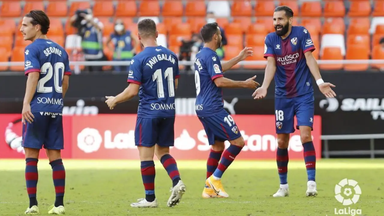 Siovas ha formado su primer gol con la SD Huesca y que vali&oacute; para empatar el partido contra el Valencia. Foto: LFP
