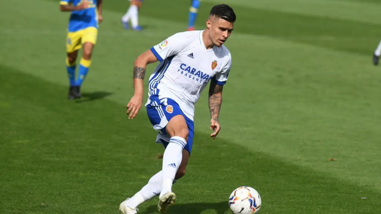 Juanjo Narv&aacute;ez controla un bal&oacute;n ante Las Palmas. Foto: Real Zaragoza