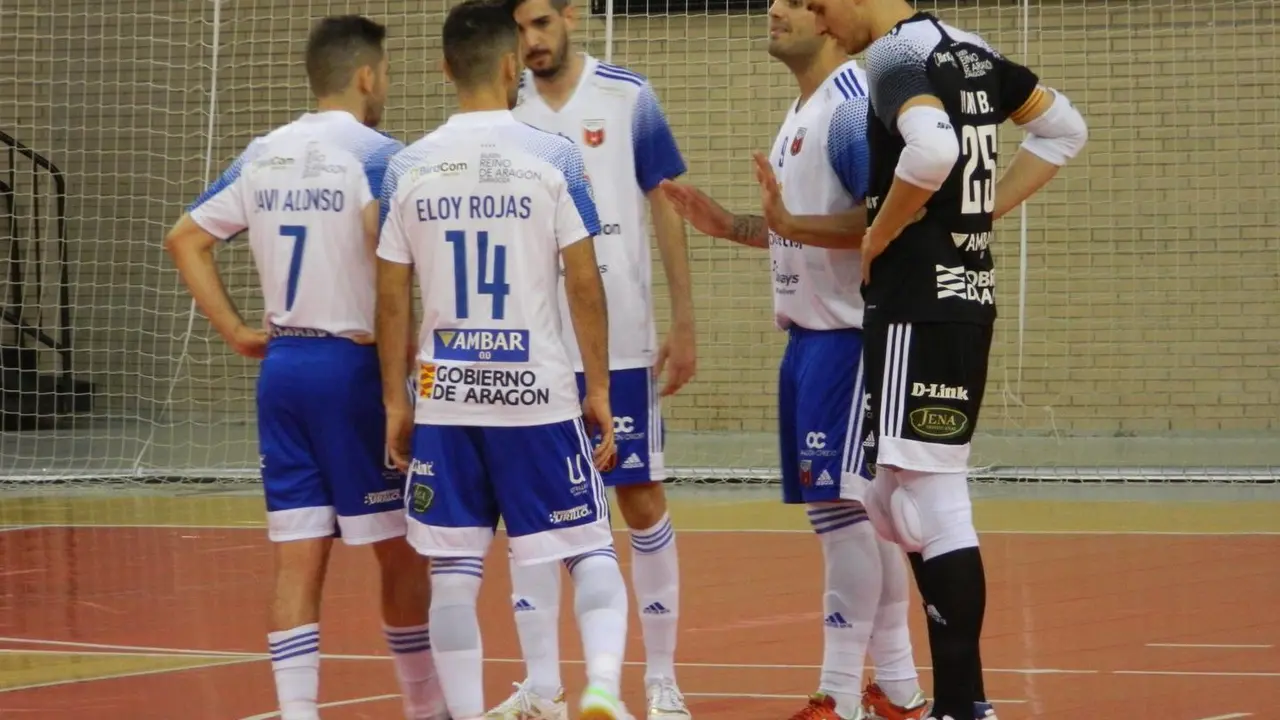 Los jugadores conversan durante una acci&oacute;n parada. Foto: F&uacute;tbol Emotion Zaragoza