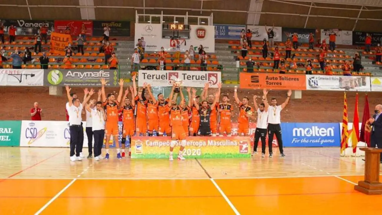 Los jugadores del CV Teruel celebran un nuevo t&iacute;tulo