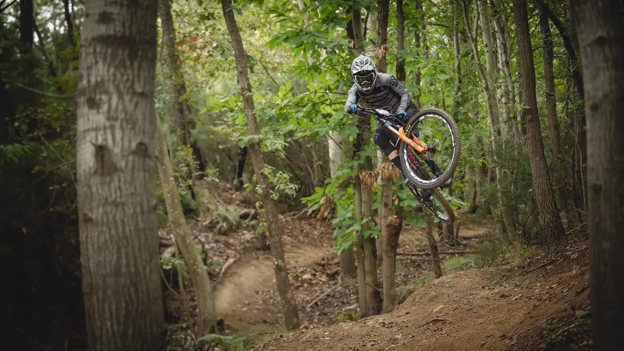Espectacular imagen de Gabi Torralba en la &uacute;ltima prueba de las EWS 2020. Foto: Kike Abelleira