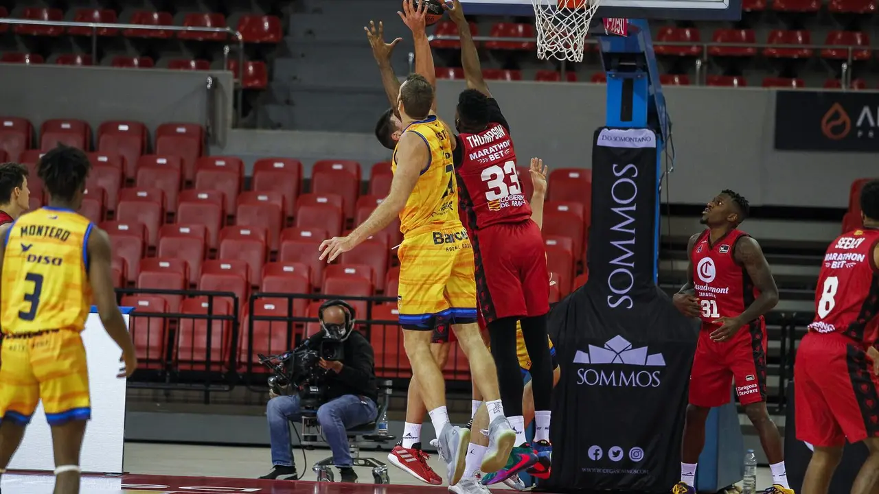 Jason Thompson pelea por un rebote. Foto: Esther Casas/ACB