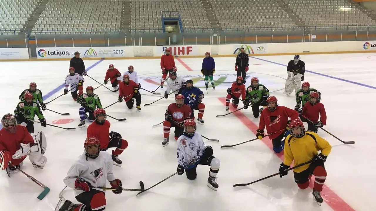 Los estudiantes de tecnificaci&oacute;n sobre la pista de hielo de Jaca. Foto: FADI