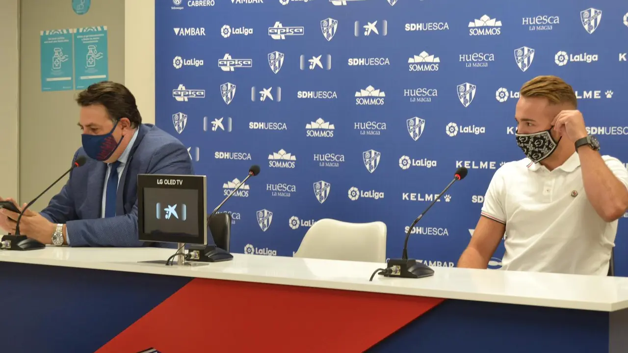 Ontiveros con Manuel Torres en la presentaci&oacute;n oficial del extremo como jugador de la SD Huesca. Foto: Sportaragon
