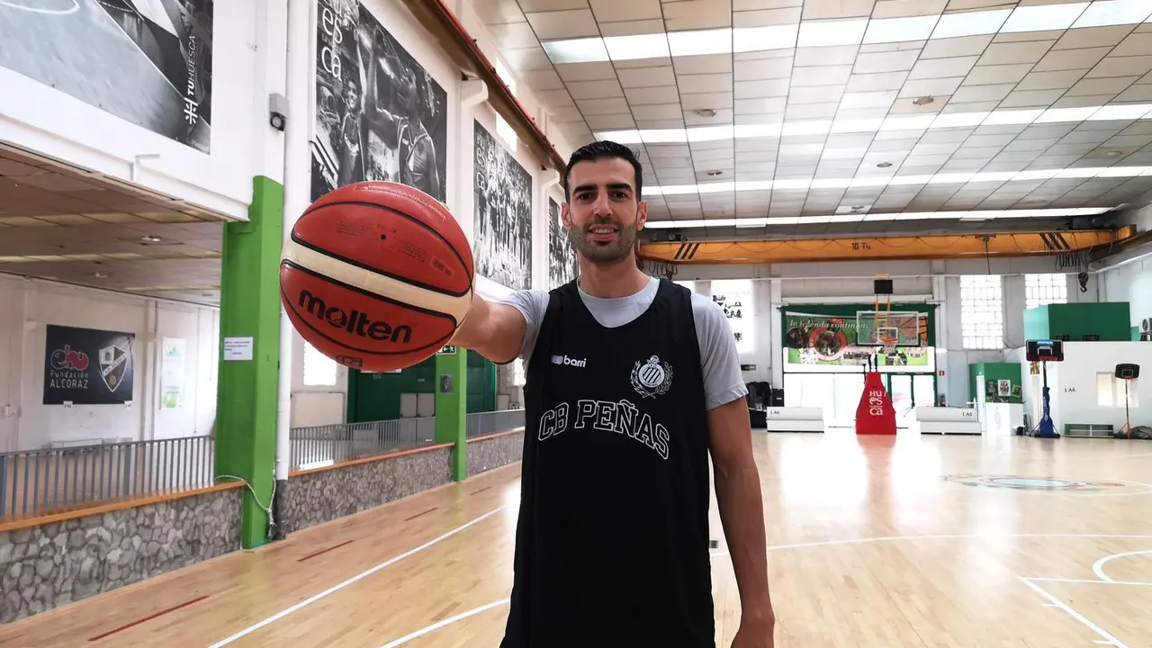 Parejo posa en el Pe&ntilde;as Center donde se entrena de manera regular el Levitec Huesca. Foto: L. S.